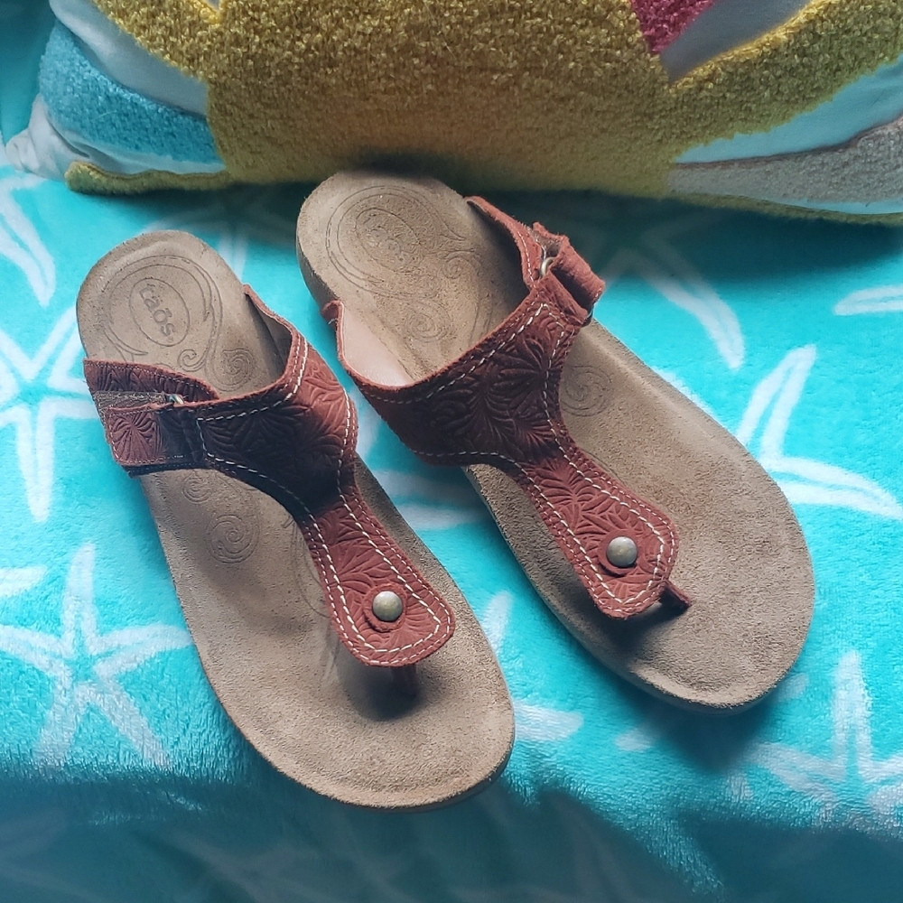 Taos Footwear Brown Sandals with Contoured Footbed